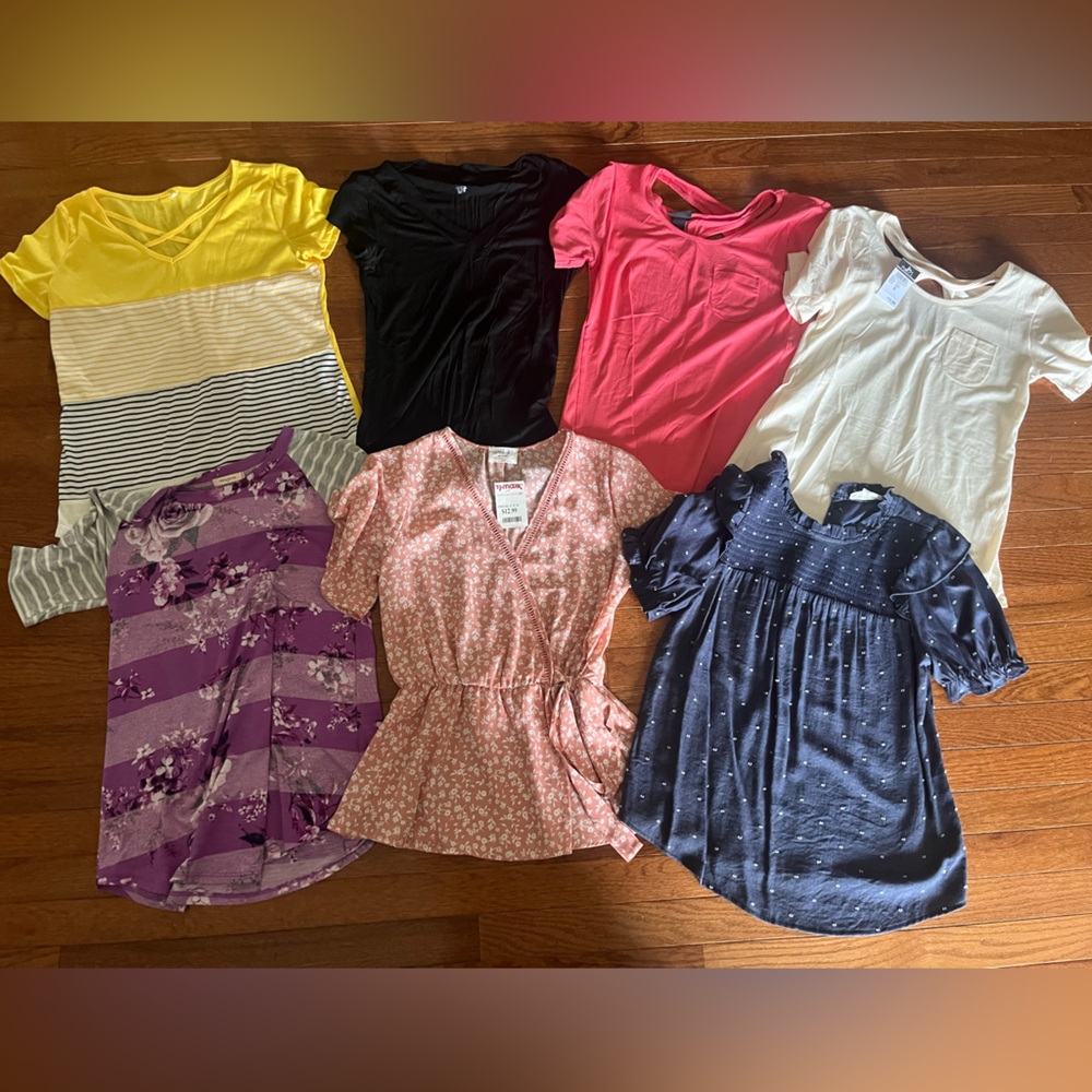 (7) Women’s Size Small Tops